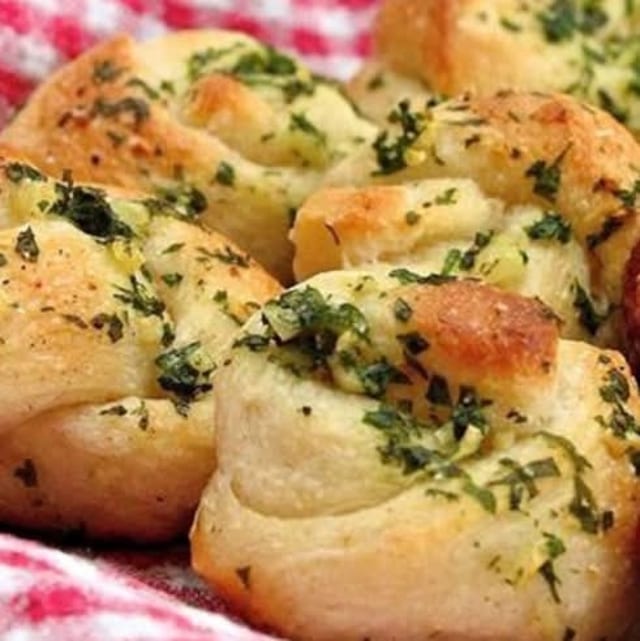 12 Garlic Knots.
